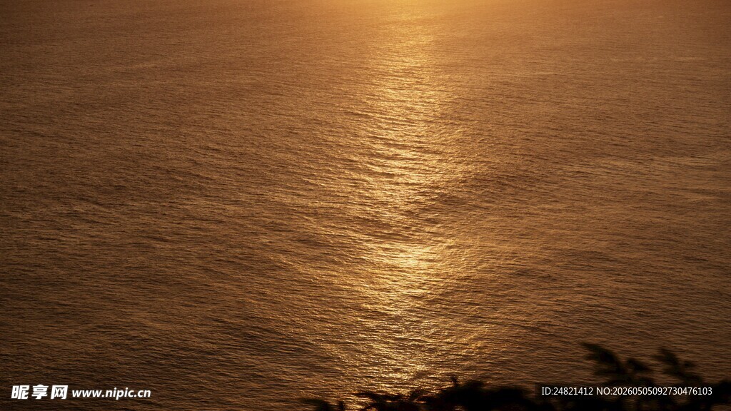 夕阳下波光粼粼的海面