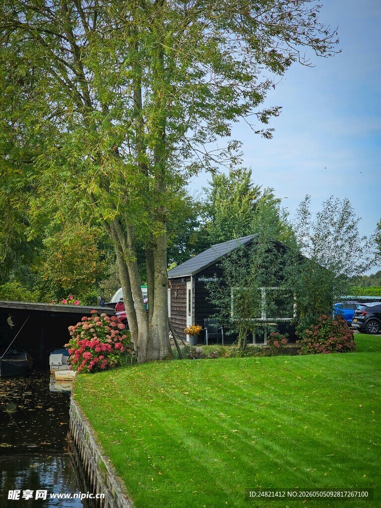 河畔绿意盎然的温馨小屋