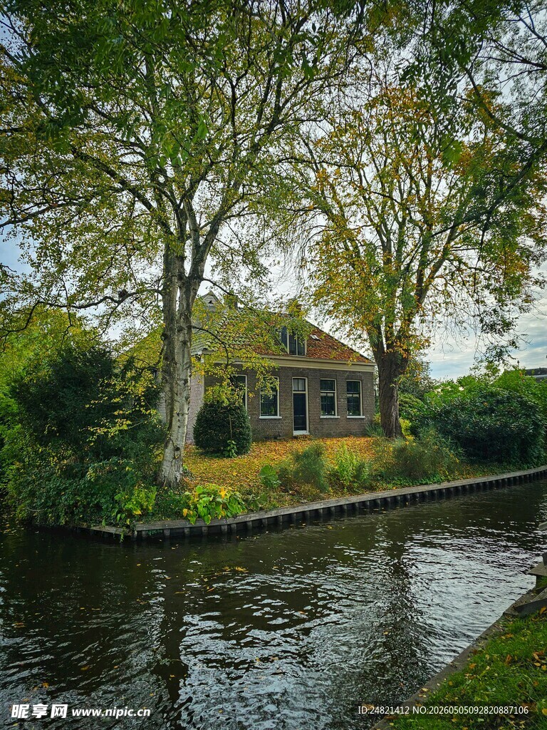 河畔小屋静谧自然景致