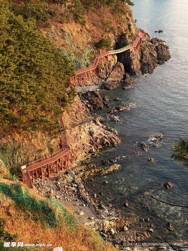 海岸边的自然岩石景观