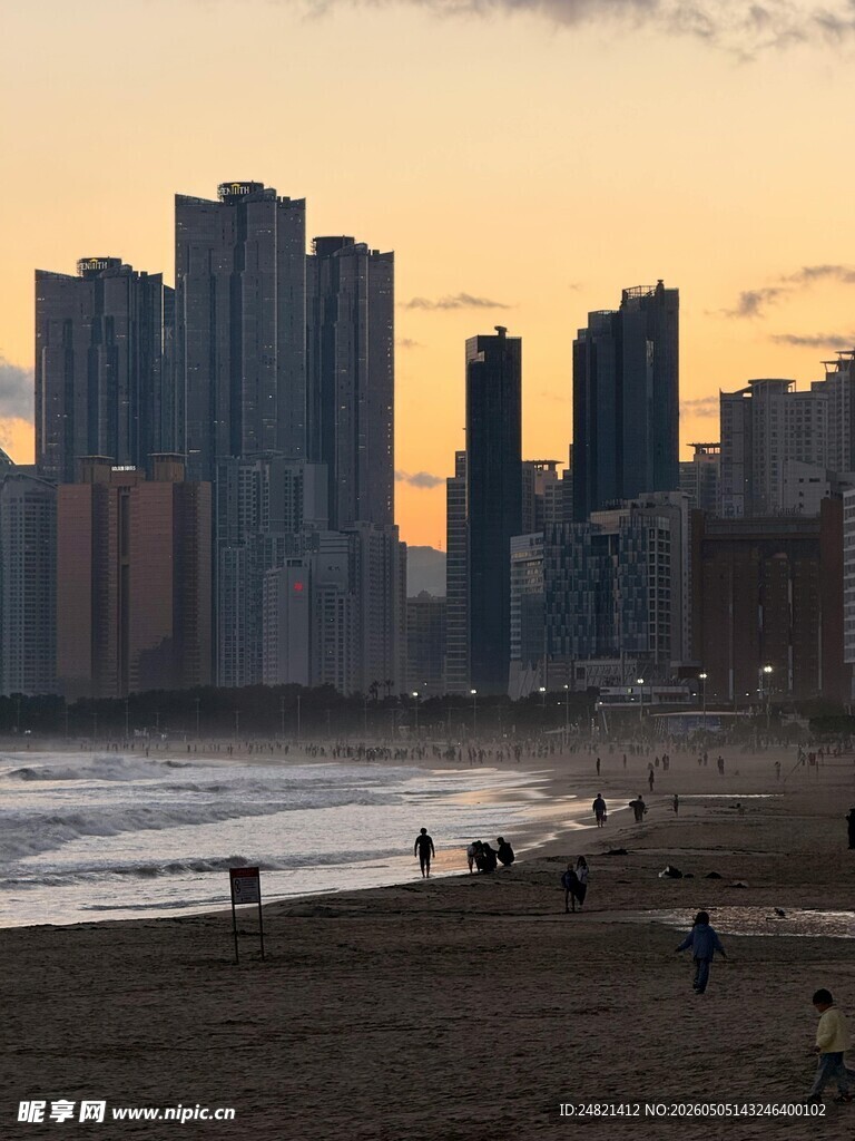 海滨城市黄昏下的美丽景致