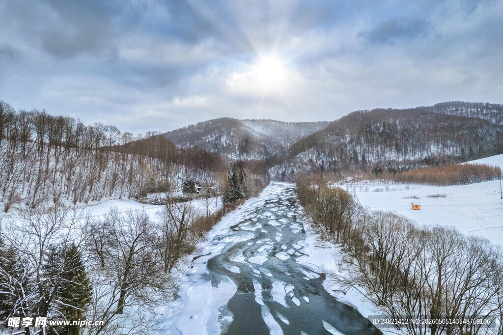 冬日河谷雪景风光