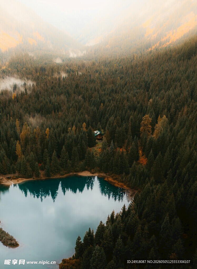 山间静谧湖景森林环绕