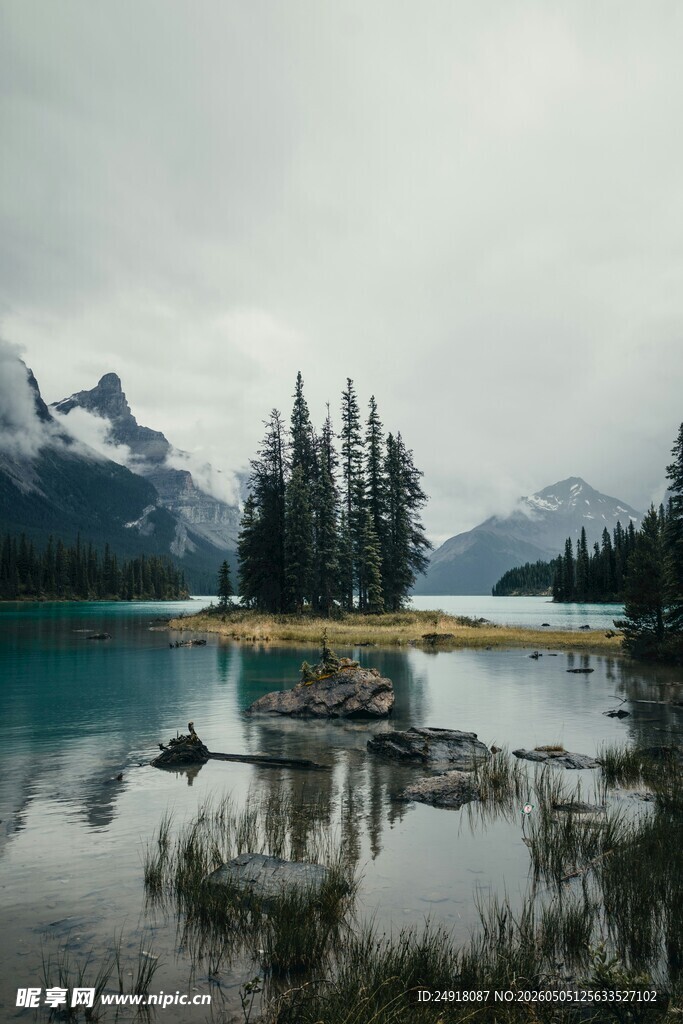 宁静湖畔的雪山森林美景
