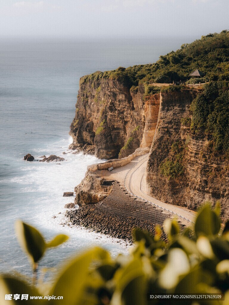 海岸悬崖边的自然景致