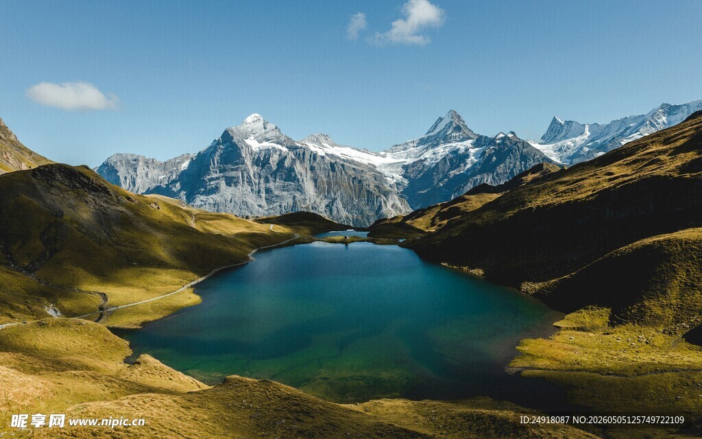 高山湖畔美景