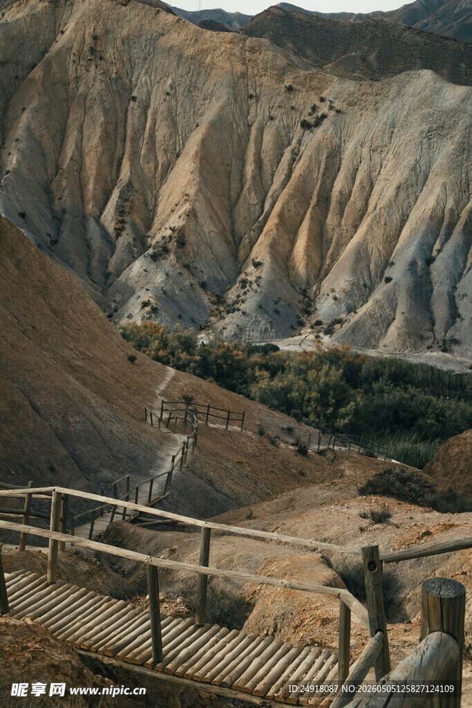 山间栈道穿行于多彩地貌