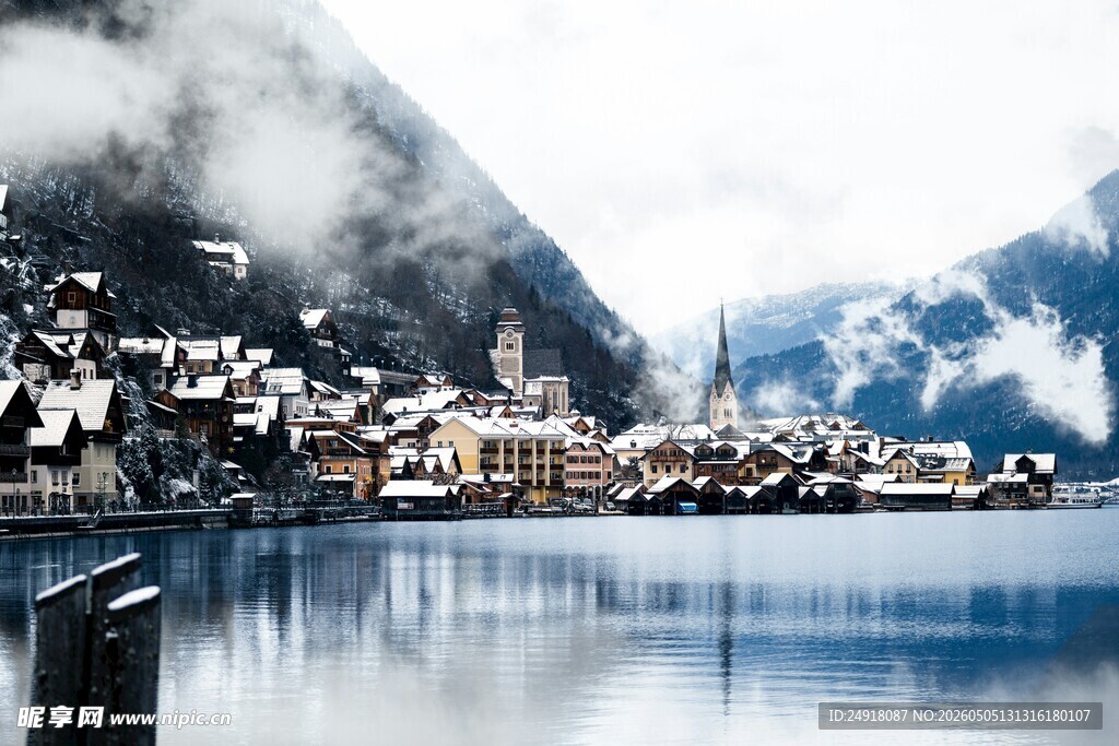 湖畔小镇雪景静谧如画
