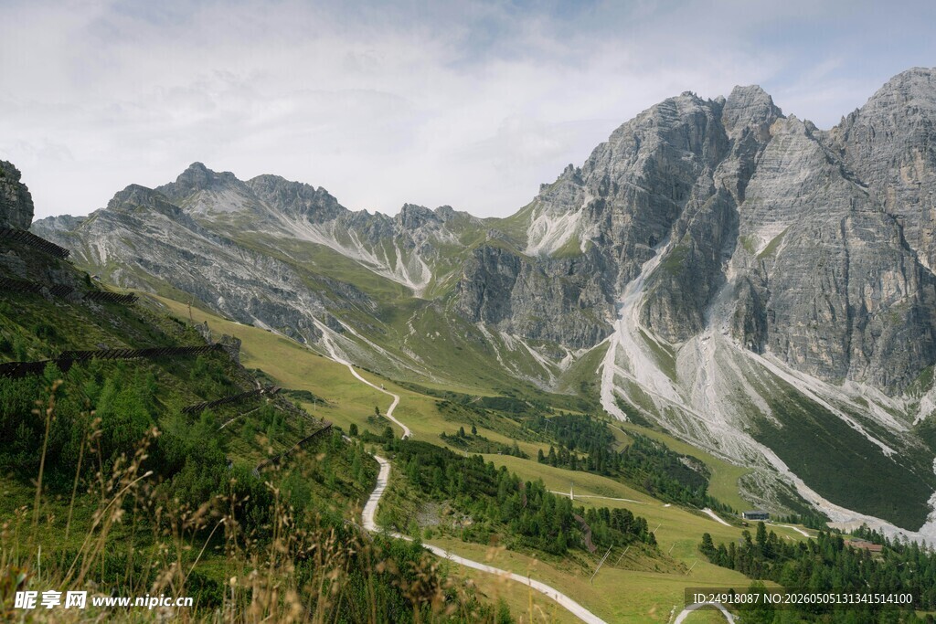 山间蜿蜒公路与壮丽山景