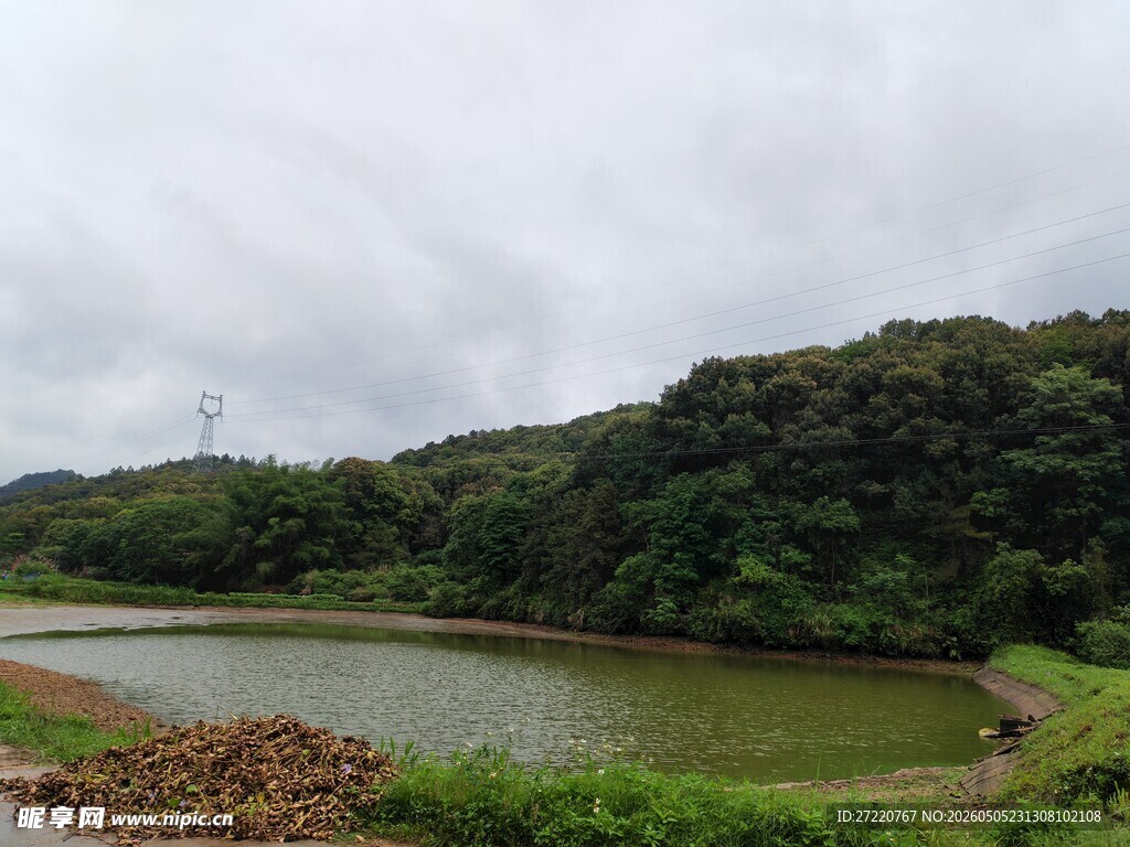 山间绿水畔的自然景致