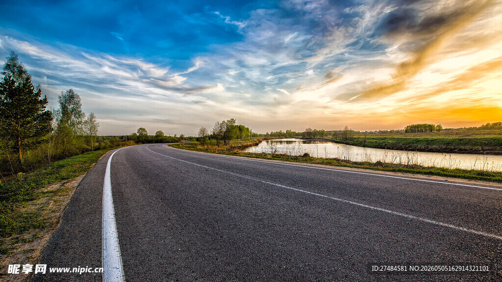夕阳下路风景如画