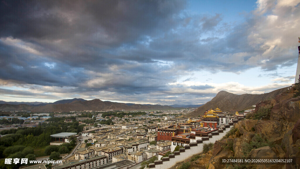 山城暮色全景