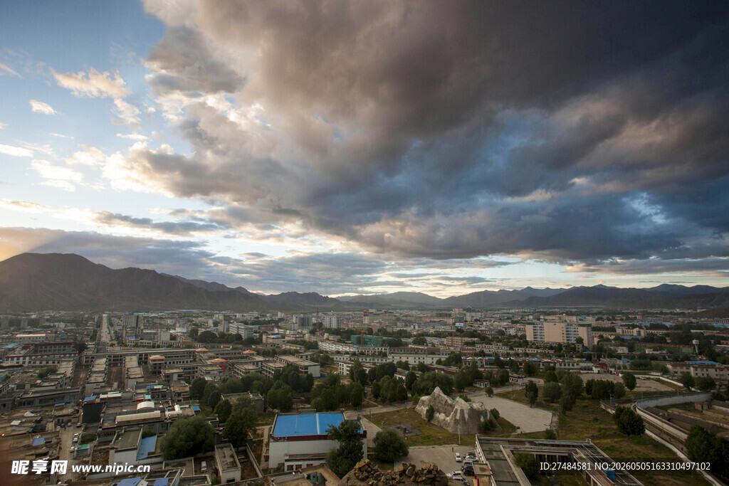 城市上空壮丽云霞景观