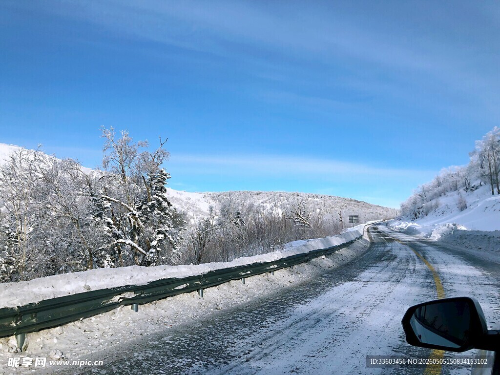 冬日雪景中的公路驾驶