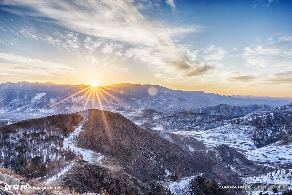 雪山日出壮丽美景