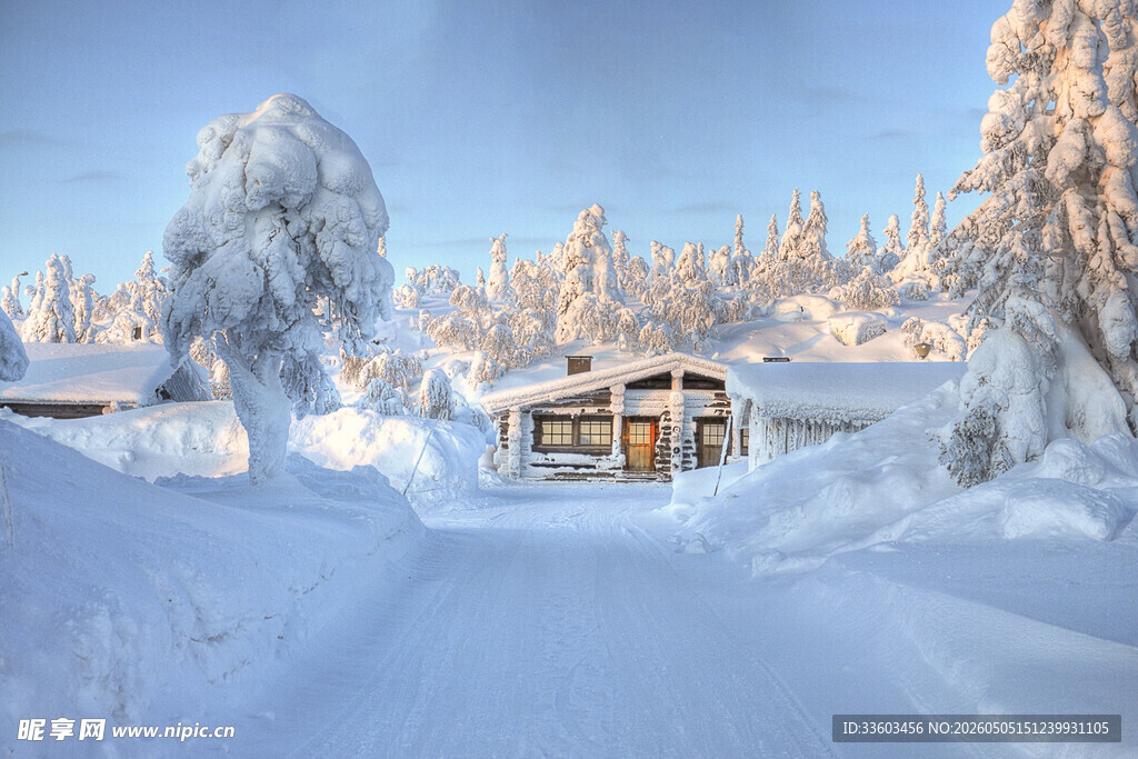 冬日雪景中的静谧小屋