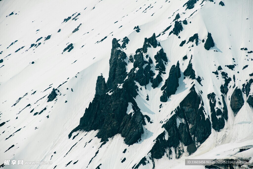 雪山嶙峋景致