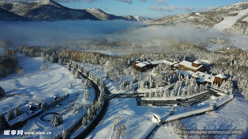 冬日雪景中的静谧村庄
