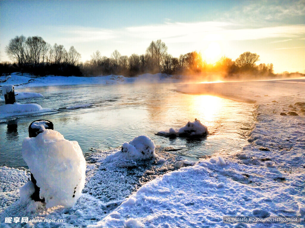 冬日河畔雪景中的静谧时刻