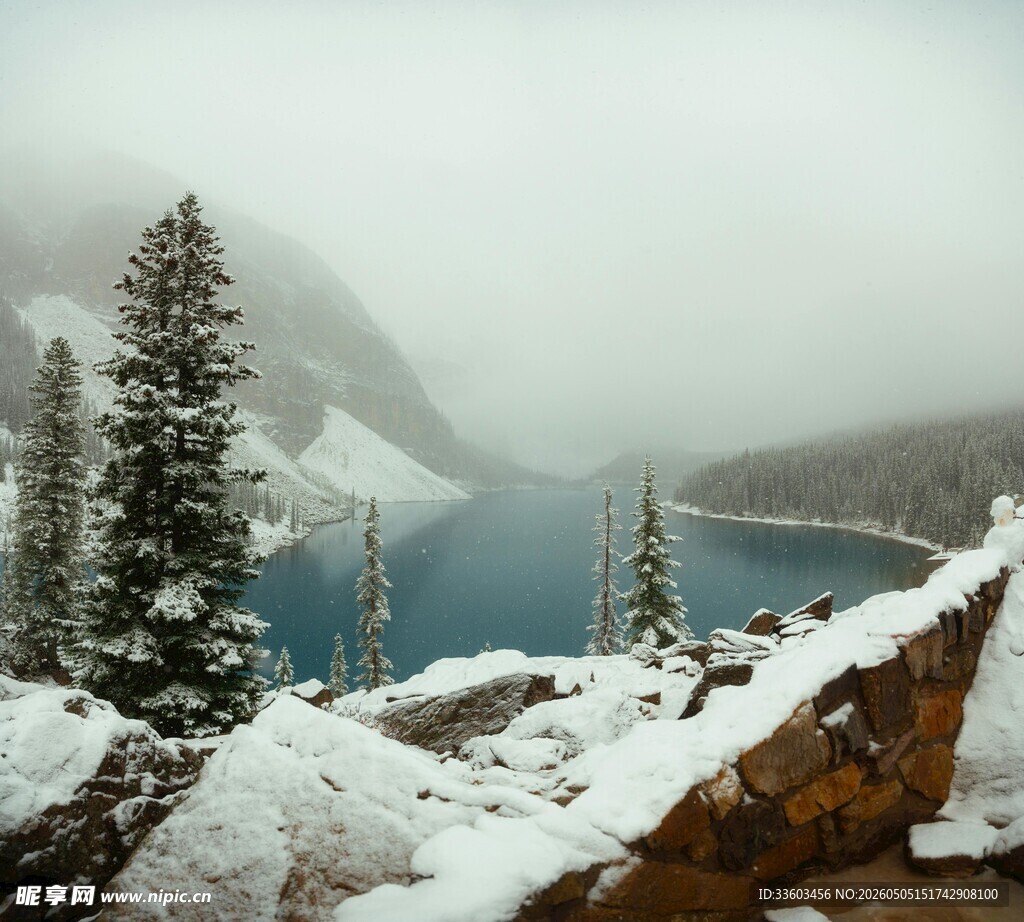 雪覆山林间的静谧湖泊