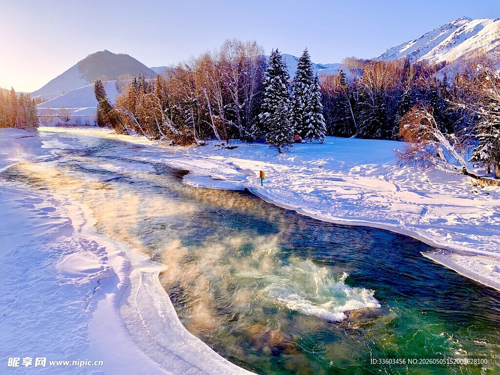 冬日溪流雪景如画