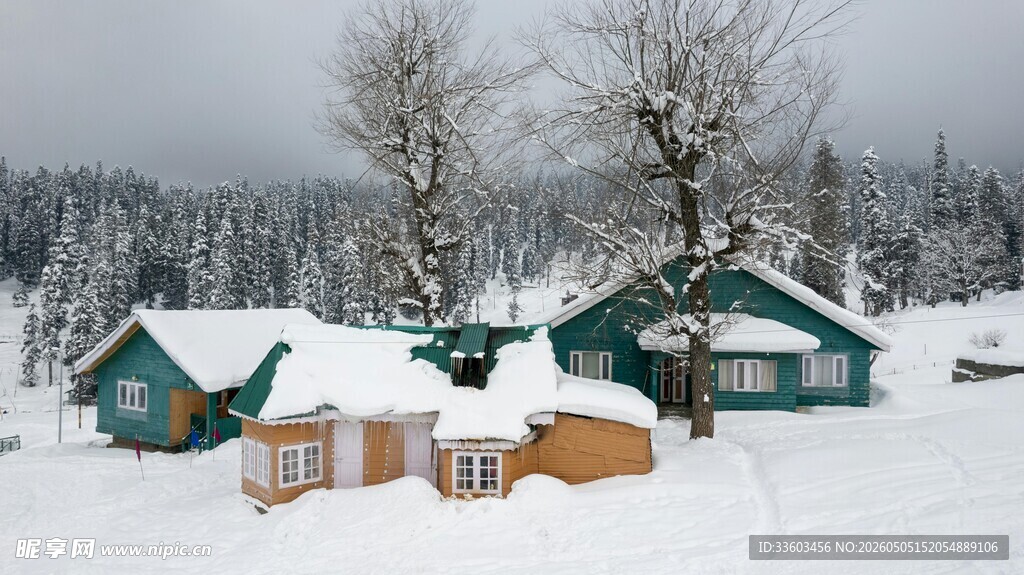 雪覆木屋