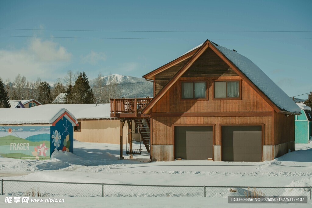 冬日雪景中的木质温馨小屋