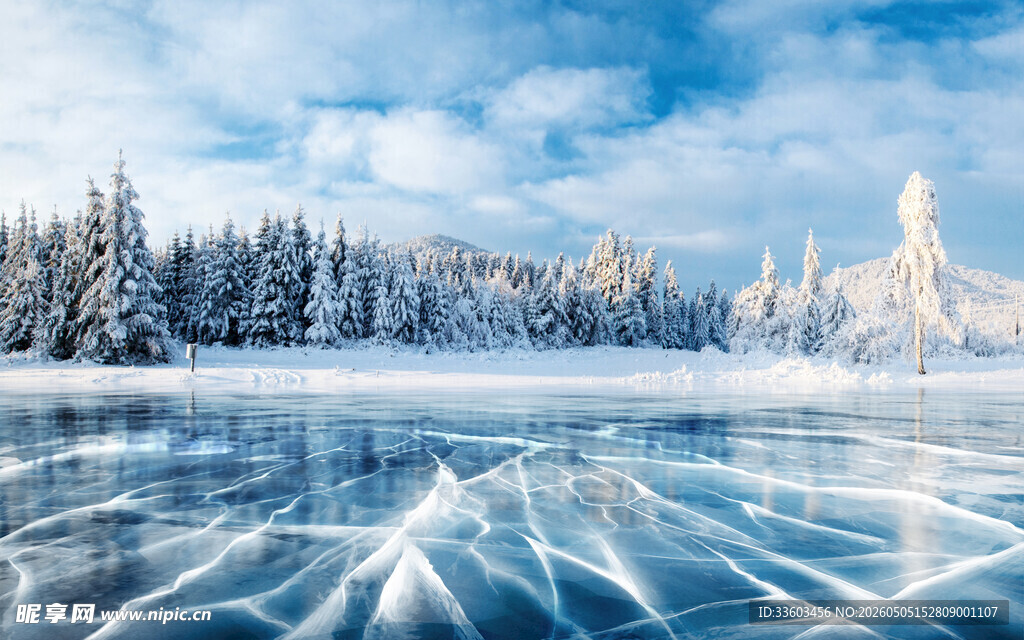 冬日冰封湖面的壮丽雪景