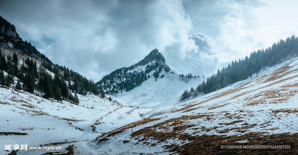 雪山山谷壮丽自然景观