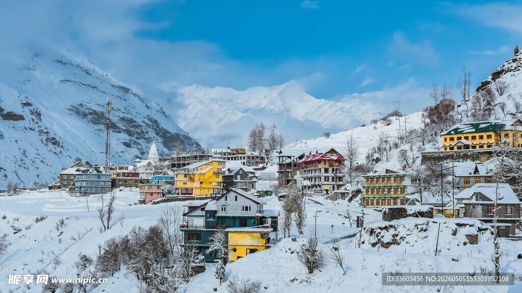 雪覆山村美景