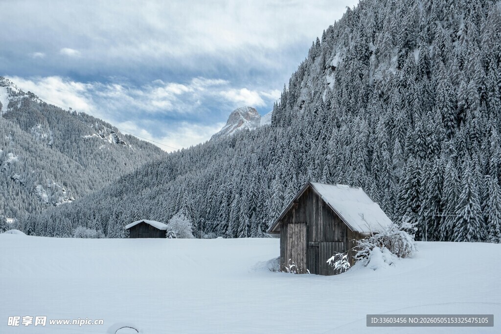 雪覆山间小屋