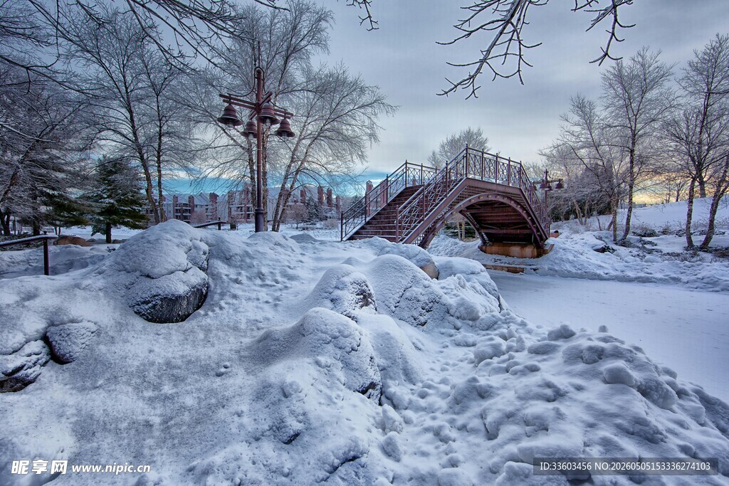 冬日雪景中的温馨小屋