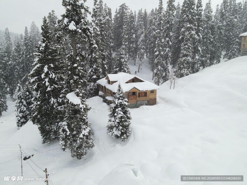 雪覆山林中的温馨小屋