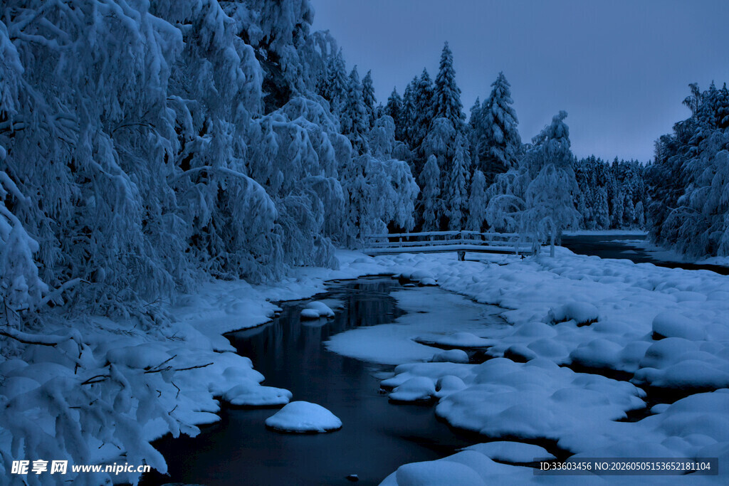 冬日冰封河流雪景图