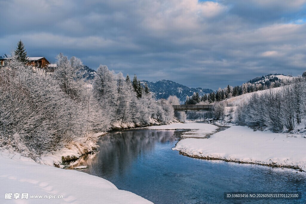 冬日河畔雪景风光