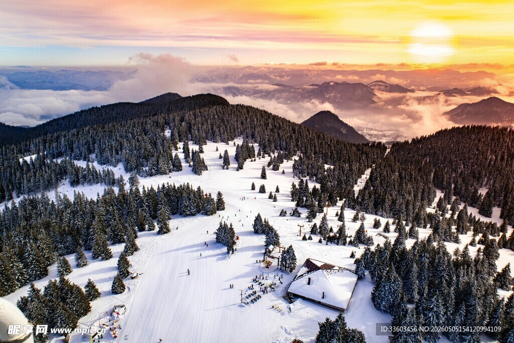 雪山日出壮丽美景