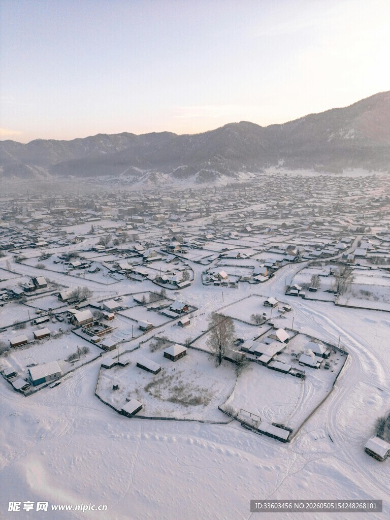 冬日雪覆村庄俯瞰美景