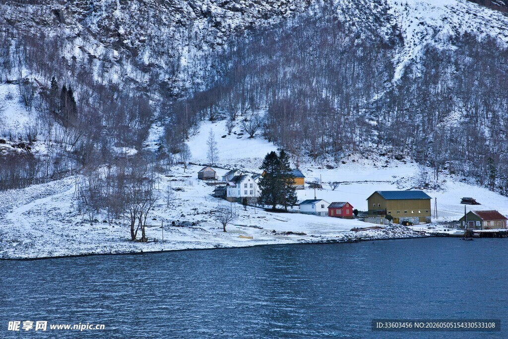冬日湖畔雪景中的多彩小屋