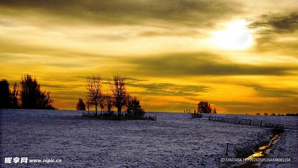 雪野夕阳下的机械设备