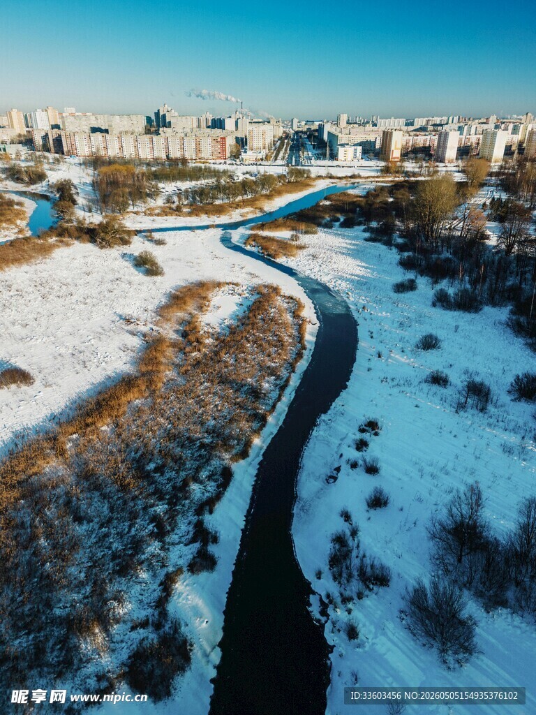 冬日雪覆蜿蜒河流景观