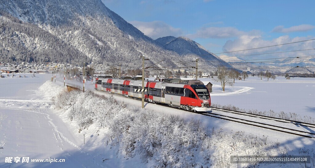 冬日雪山下的行驶列车