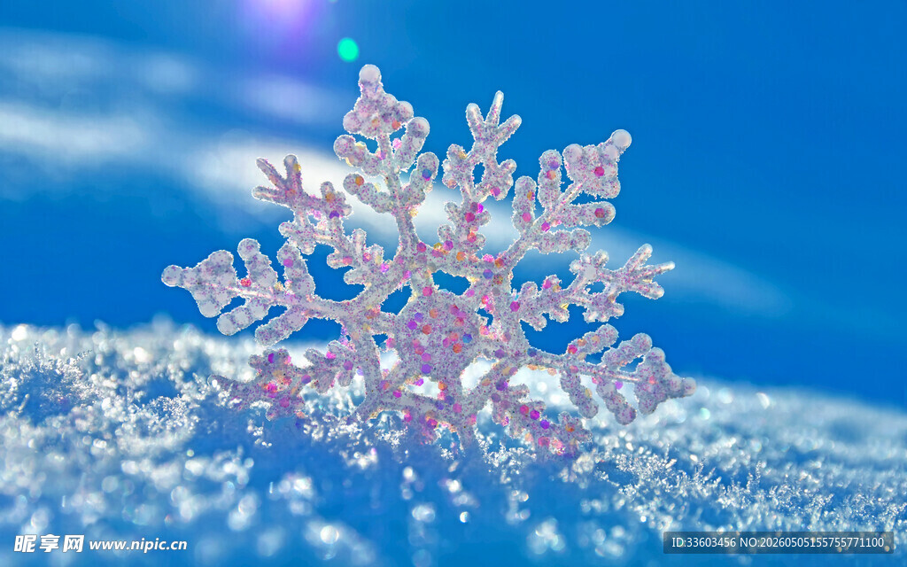 梦幻蓝天下的晶莹雪花