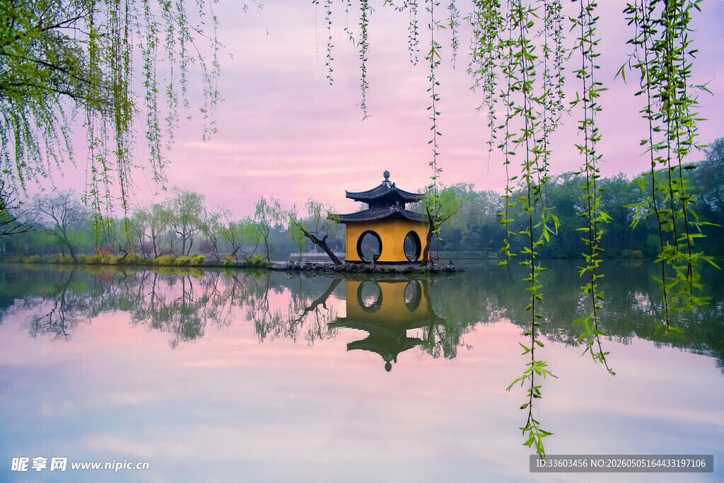 湖畔古亭垂杨映水美景