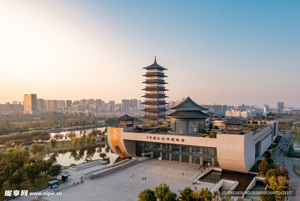 夕阳下的古典塔楼景观