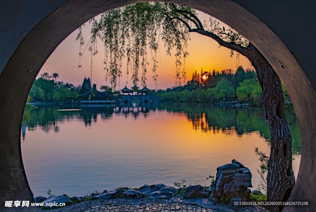湖畔夕阳垂柳美景如画