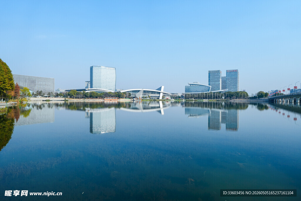 城市湖畔风光倒影如画