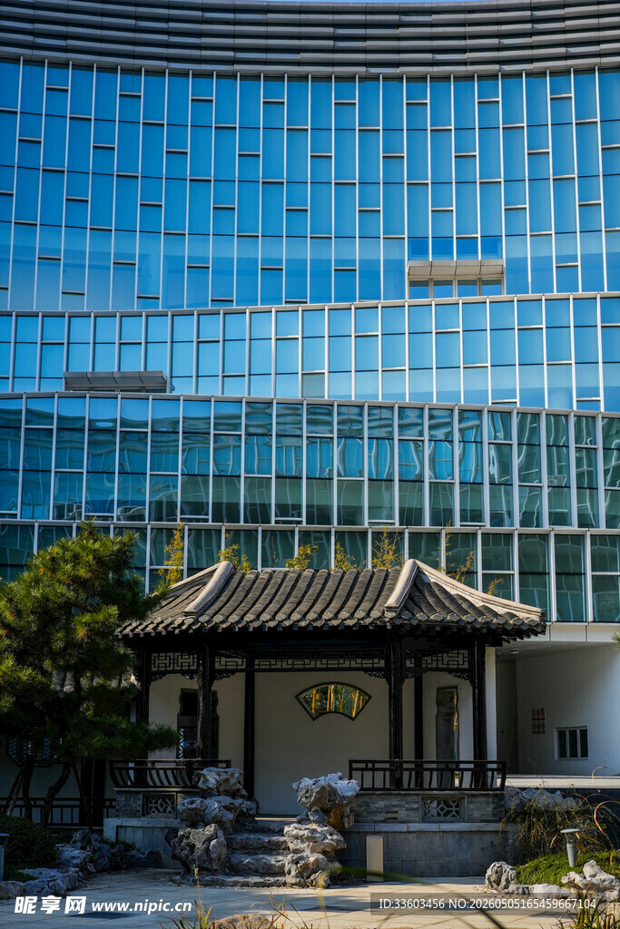 现代建筑前的中式古典亭子