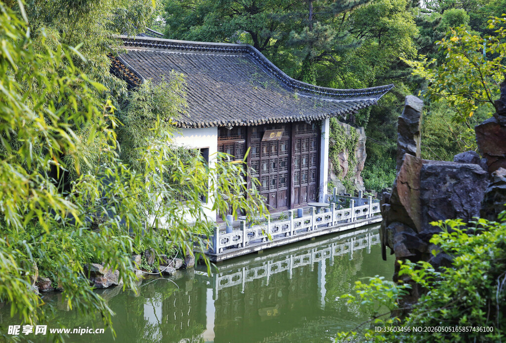湖畔古雅小屋