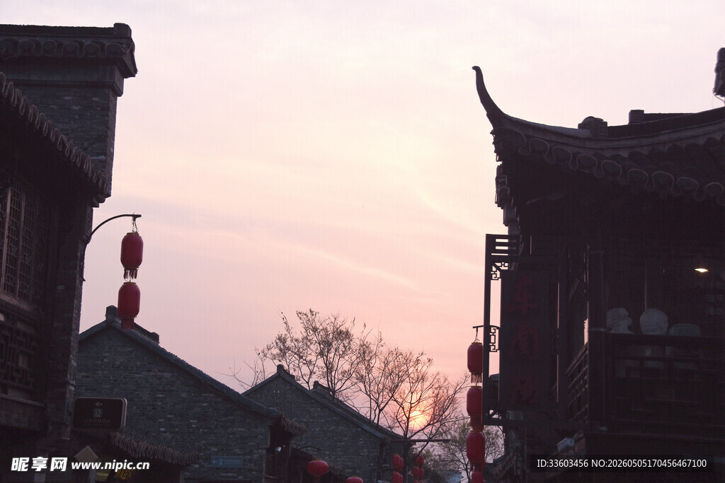 黄昏下的中式古建筑街景