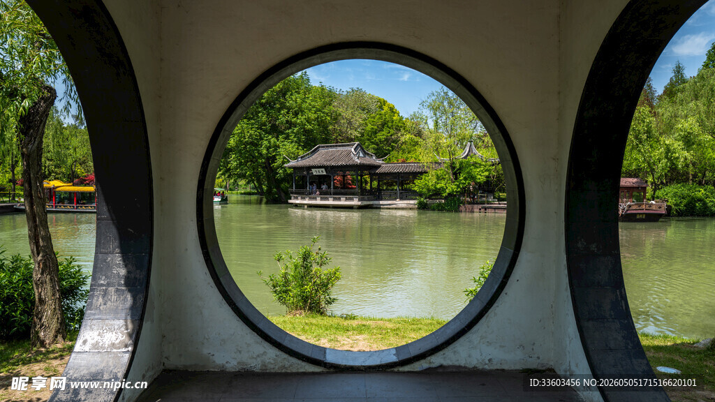 圆窗窥景